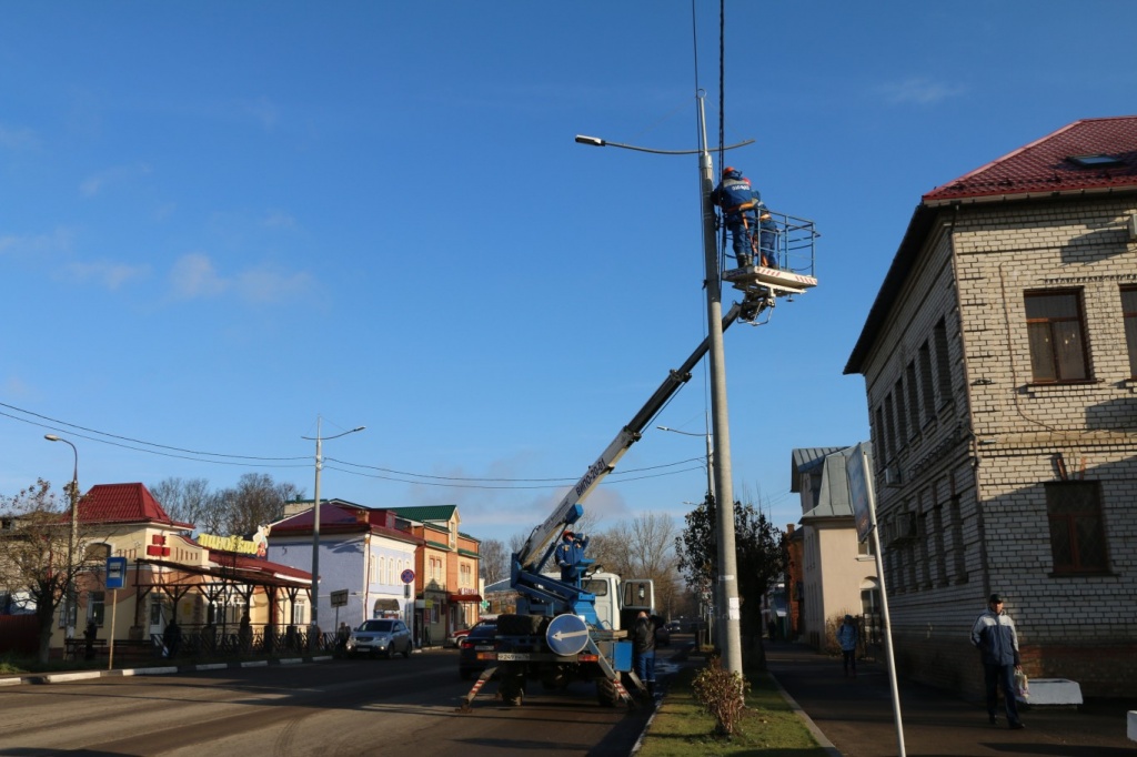 Строительством на улице Плещеевской новой ЛЭП-0,4 кВ завершаются работы по модернизации воздушной распределительной сети с организацией современного уличного освещения в центральной части города Переславля-Залесского.