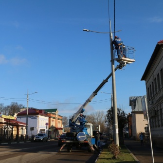 Строительством на улице Плещеевской новой ЛЭП-0,4 кВ завершаются работы по модернизации воздушной распределительной сети с организацией современного уличного освещения в центральной части города Переславля-Залесского.