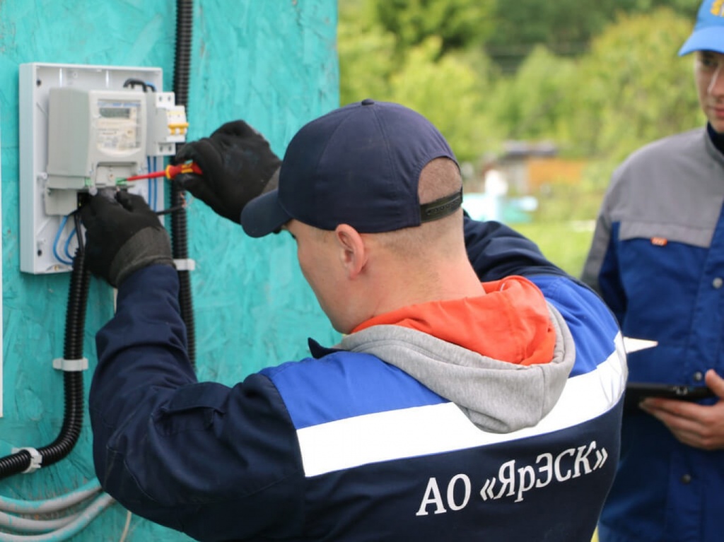 В Ярославском регионе набирает обороты установка автоматизированной системы коммерческого учета электроэнергии в садоводческих некоммерческих товариществах (АСКУЭ) (СНТ). Реализация данного энергоэффективного проекта осуществляется АО «ЯрЭСК» - совместным предприятием Правительства Ярославской области и ПАО «МРСК Центра» - с активным участием членов садоводческих товариществ в рамках областной Программы консолидации и восстановления электрических сетей СНТ. Большую помощь в реализации данной Программы оказывает Департамент ЖКХ, энергетики и регулирования тарифов Ярославской области.