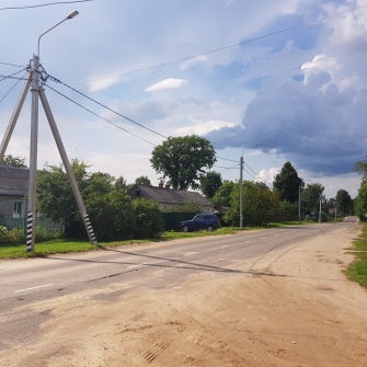 Не с пустыми руками пришло АО «ЯрЭСК» на двойной праздник, посвященный 805-летию поселка Некрасовское и 90-летие Некрасовского муниципального района Ярославской области, который состоялся в минувшие выходные, - главный въезд в административный центр района украсила новая линия электропередачи 0,4 кВ. Протяженностью 2,5 км, на железобетонных опорах, с изолированным самонесущим проводом, 63 энергосберегающими светодиодными светильниками уличного освещения, она протянулась вдоль Советской улицы через центральную площадь до здания администрации района. Попутно энергетики убрали с опор уродливую паутину из интернет- и телефонных проводов, заменив их на надежный оптиковолоконный кабель.