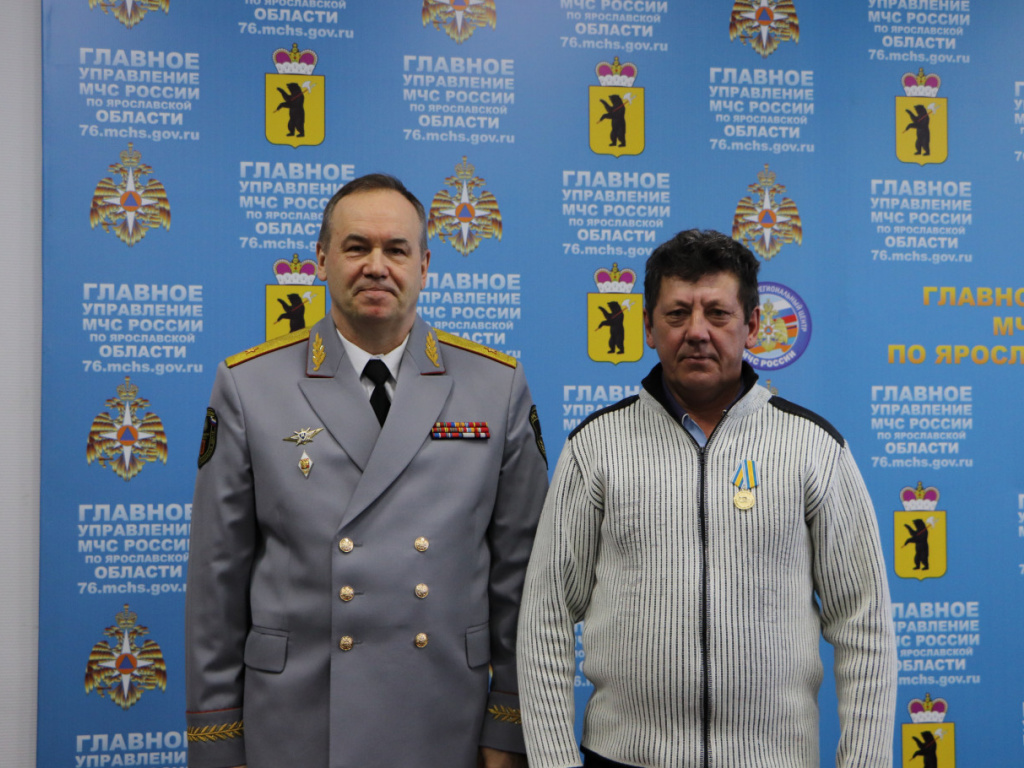 Водитель Переславского участка АО «ЯрЭСК» Михаил Борисович Пупков награжден медалью МЧС России «За спасение погибающих на водах». Государственную награду герою за спасение 9 рыбаков вручил начальник Главного управления МЧС России по Ярославской области генерал-майор внутренней службы Олег Анатольевич Бочаров на торжественном собрании, посвященном Дню защитника Отечества.
Михаил Пупков - капитан спасательного катера на воздушной подушке - является внештатным сотрудником переславского инспекторского участка ГИМС МЧС. За свой подвиг ранее он также отмечен почётной грамотой «За добросовестное отношение к выполнению служебных обязанностей и в связи с Днём добровольца (волонтёра)», подписанной министром МЧС генерал-полковником Евгением Зиничевым.