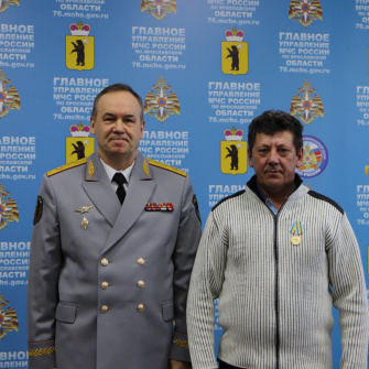 Водитель Переславского участка АО «ЯрЭСК» Михаил Борисович Пупков награжден медалью МЧС России «За спасение погибающих на водах». Государственную награду герою за спасение 9 рыбаков вручил начальник Главного управления МЧС России по Ярославской области генерал-майор внутренней службы Олег Анатольевич Бочаров на торжественном собрании, посвященном Дню защитника Отечества.
Михаил Пупков - капитан спасательного катера на воздушной подушке - является внештатным сотрудником переславского инспекторского участка ГИМС МЧС. За свой подвиг ранее он также отмечен почётной грамотой «За добросовестное отношение к выполнению служебных обязанностей и в связи с Днём добровольца (волонтёра)», подписанной министром МЧС генерал-полковником Евгением Зиничевым.