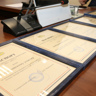 Внутренняя комиссия АО «Ярославская электросетевая компания» подвела итоги подготовки к осенне-зимнему периоду 2021/2022 годов своих производственных подразделений.  Генеральный директор АО «Ярославская электросетевая компания» Игорь Шарошихин вручил паспорта готовности руководителям Переславского, Любимского, Мышкинского, Ярославского, Некрасовского участков АО «ЯрЭСК». Эти документы подтверждают своевременное и эффективное выполнение всех запланированных мероприятий, направленных на повышение надежности электроснабжения потребителей, находящихся в зоне ответственности компании, при максимальных нагрузках на сети.