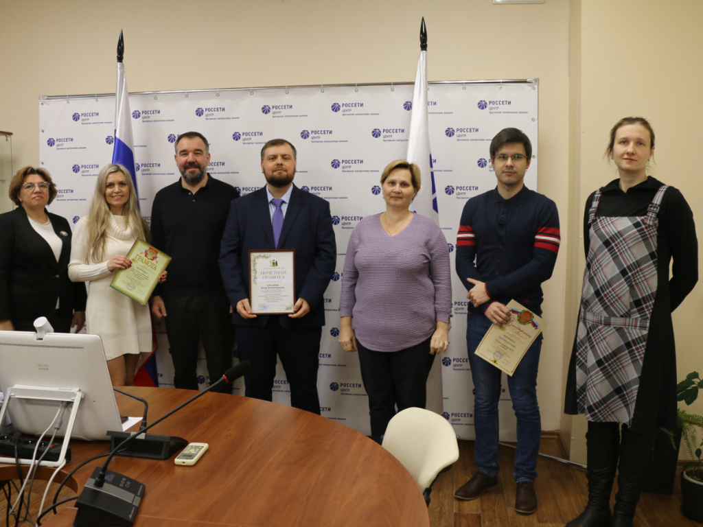В АО «Ярославская электросетевая компания» на торжественном собрании, посвященном профессиональному празднику - Дню Энергетика, подведены итоги работы предприятия в уходящем году и наиболее отличившимся сотрудникам вручены региональные и корпоративные награды.