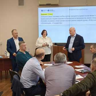 23 марта 2023 года в АО «Ярославская электросетевая компания» прошла Стратегическая сессия по реализации Концепции нулевого травматизма. В ней приняли участие начальник департамента производственной безопасности и экологической политики ПАО «Россети Центр» Павел Астафьев, заместитель начальника департамента производственной безопасности и экологической политики ПАО «Россети Центр» Елена Калинина, более 30 руководителей исполнительного аппарата АО «ЯрЭСК», начальники участков и мастера.