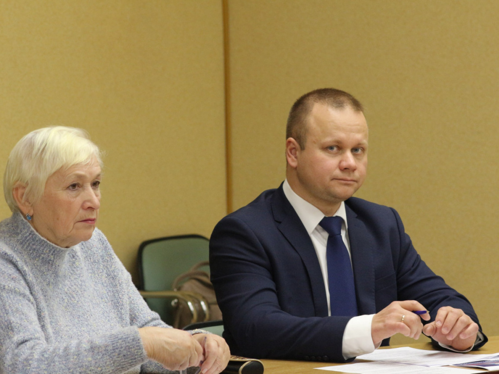 Руководитель АО «ЯрЭСК» Дмитрий Иванов принял активное участие в заседании комиссии Общественной палаты Ярославской области по ЖКХ. Обсуждение касалось необходимых мер поддержки СНТ с учетом существующих проблем, которые волнуют жителей. На данный момент один из актуальных вопросов – восстановление изношенных электрических сетей в садоводческих товариществах. Работа по данному направлению ведется постоянно и будет продолжена в будущем году.