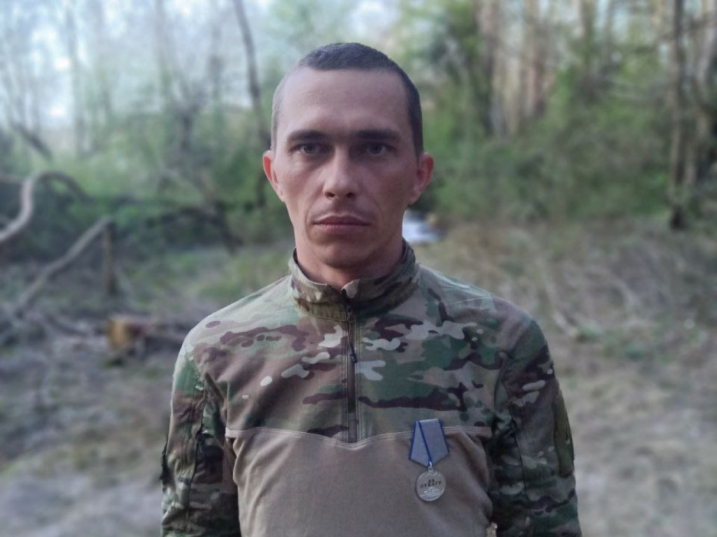 Сотрудник «ЯрЭСК» Сергей Леушкин награжден медалью
«За отвагу»

Указом Президента Российской Федерации Сергей Леушкин, электромонтер по эксплуатации распределительных сетей АО «ЯрЭСК» - совместного предприятия «Россети Центр» и Правительства Ярославской области, удостоен медали «За отвагу» за выполнение воинского долга с отличием. Высокую награду Сергею вручил заместитель командующего батальона в присутствии боевых товарищей.