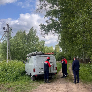 В ночь на 10 июня грозовой фронт виде сильного дождя, с градом и разрушительным ветром порывами свыше 20 м/с нарушил электроснабжение поселка Некрасовское Ярославской области. Ураган повалил множество деревьев и оборвал электрические провода, в поселке был введен режим повышенной готовности.
Специалисты АО «ЯрЭСК» незамедлительно приступили к ликвидации последствий стихии и работали в круглосуточном режиме, чтобы восстановить электроснабжение как можно скорее. В ликвидации последствий стихии были задействованы линейные бригады Некрасовского и Ярославского участков АО «ЯрЭСК» со спецтехникой.
В настоящее время все повреждения в основной сети устранены, электроснабжение большей части поселка Некрасовское восстановлено, во все социально значимые учреждения электроэнергия подана. Энергетики оперативно отрабатывают оставшиеся точечные заявки потребителей.
Телефоны бесплатной линии энергетиков: 
8-800-220-02-20, 
8-800-250-87-88.